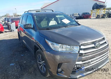 2017 Toyota Highlander Xle z USA, uszkodzony, nr VIN 5TDJZRFH4HS426150